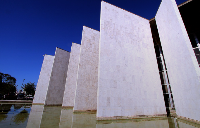 Tribunal de Contas do Paraná julga irregularidades em Pregões presenciais.