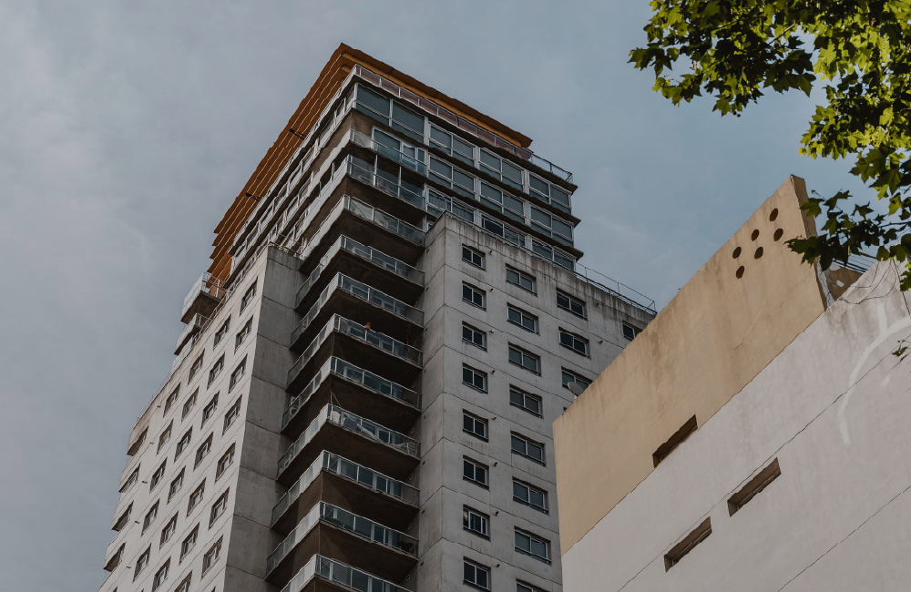 Registro do imóvel obriga comprador a pagar condomínio mesmo sem posse.